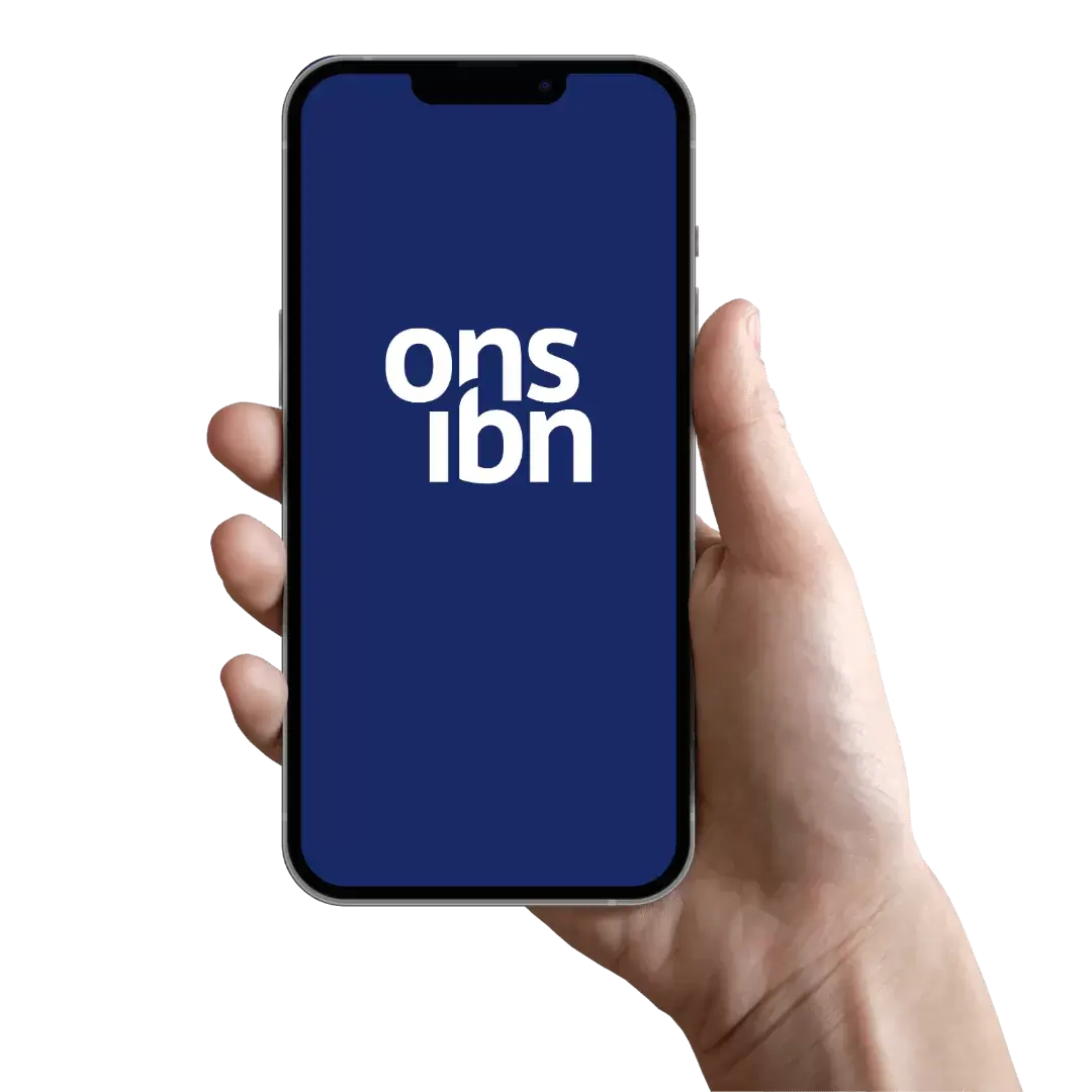 Telefoon in de hand met de Ons IBN App op het scherm