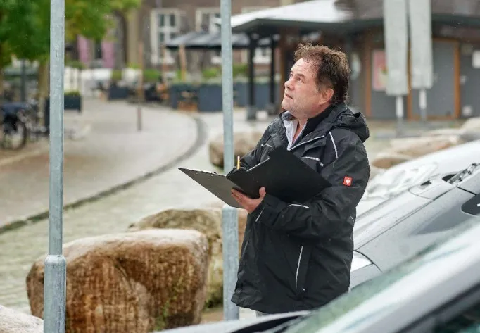 Louis aan het werk als verkeersonderzoeker