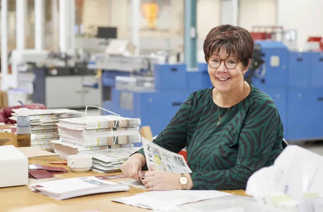 Medewerker aan het werk in productie