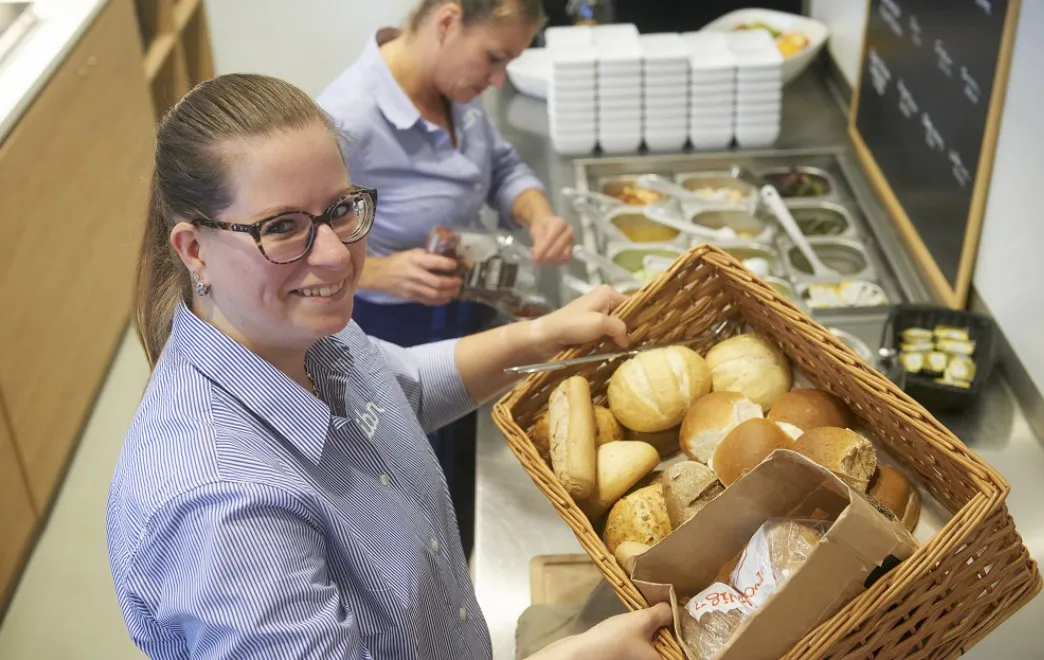 medewerker aan het werk in de catering