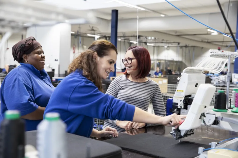 twee vrouwen aan het werk in de productie